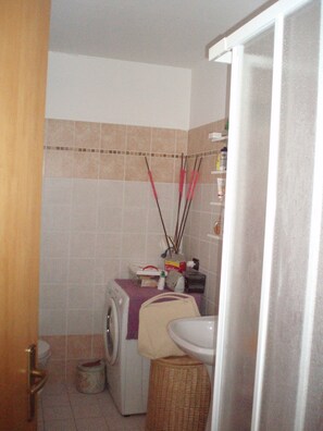 Sèche-cheveux, bidet, serviettes fournies, savon