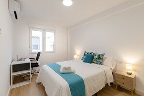4 bedrooms, free cots/infant beds, bed sheets - City and Beach by Fidalsa (Alicante)