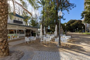 Outdoor dining - City and Beach by Fidalsa (Alicante)