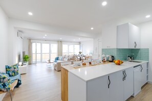 Microwave, dishwasher, coffee/tea maker, cookware/dishes/utensils - City and Beach by Fidalsa (Alicante)