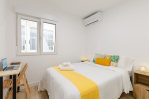 4 bedrooms, free cots/infant beds, bed sheets - City and Beach by Fidalsa (Alicante)