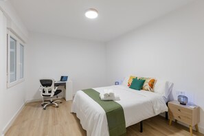 4 bedrooms, free cribs/infant beds, bed sheets - City and Beach by Fidalsa (Alicante)