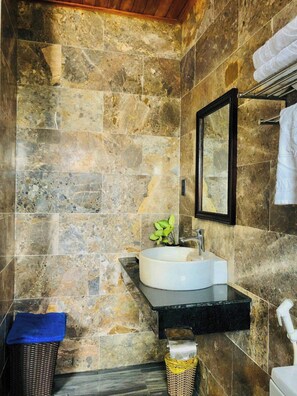 مستلزمات مجانية للعناية الشخصية، مجففات شعر، مناشف، صابون