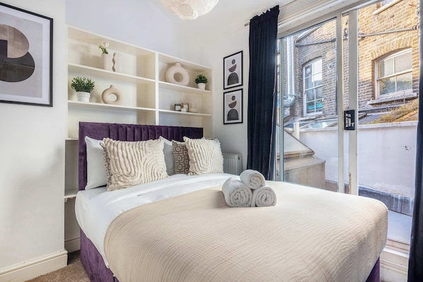 2 bedrooms, desk, iron/ironing board, travel cot - Central London 2BR Apartment near the Museum (London)