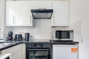 Fridge, microwave, oven, stovetop - Central London 2BR Apartment near the Museum (London)