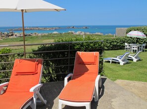 Property grounds - House facing the sea with beach access (Plouescat)