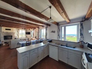 Fridge, microwave, oven, stovetop - House facing the sea with beach access (Plouescat)