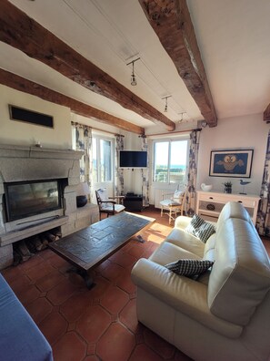 TV, DVD player, ping pong - House facing the sea with beach access (Plouescat)
