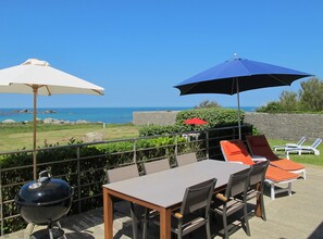 Outdoor dining - House facing the sea with beach access (Plouescat)