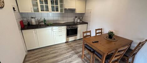 Kjøleskap, ovn, kokeplater og kaffetrakter/tekoker