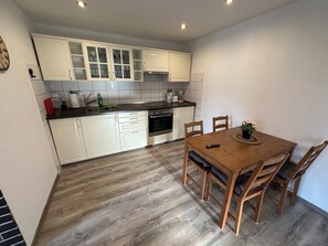 Kühlschrank, Ofen, Herdplatte, Wasserkocher mit Kaffee-/Teezubehör