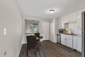 Fridge, microwave, oven, stovetop - Furnished Crew Stay 30 Day Apt Near Arrowhead (Kansas City)