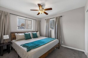 2 bedrooms, desk, iron/ironing board, travel cot - Furnished Crew Stay 30 Day Apt Near Arrowhead (Kansas City)