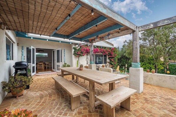 تناول الطعام بالخارج