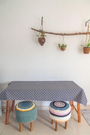 Estudio Confort, varias camas, balcón, vista a la ciudad | Área de sala de estar