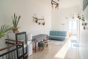 Comfort-Studio, Mehrere Betten, Balkon, Stadtblick | Wohnbereich