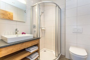 Shower, hair dryer, towels, soap - Cozy vacation apartment, 5 minutes from the Epic Bikepark and ski area (Leogang)