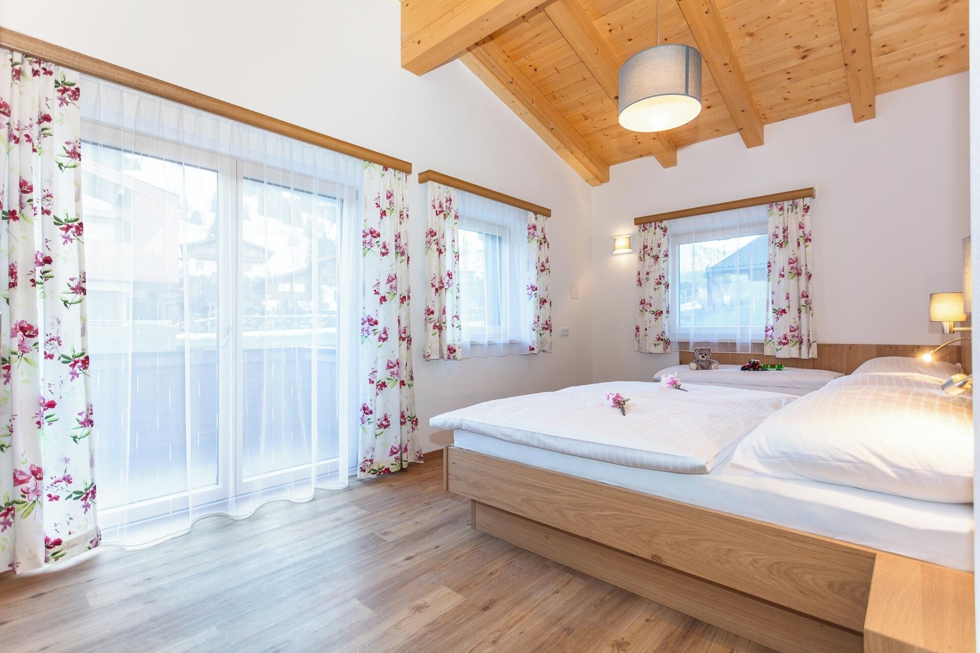 2 bedrooms, travel cot, WiFi, bed sheets