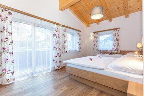 2 bedrooms, travel cot, WiFi, bed sheets - Cozy vacation apartment, 5 minutes from the Epic Bikepark and ski area (Leogang)