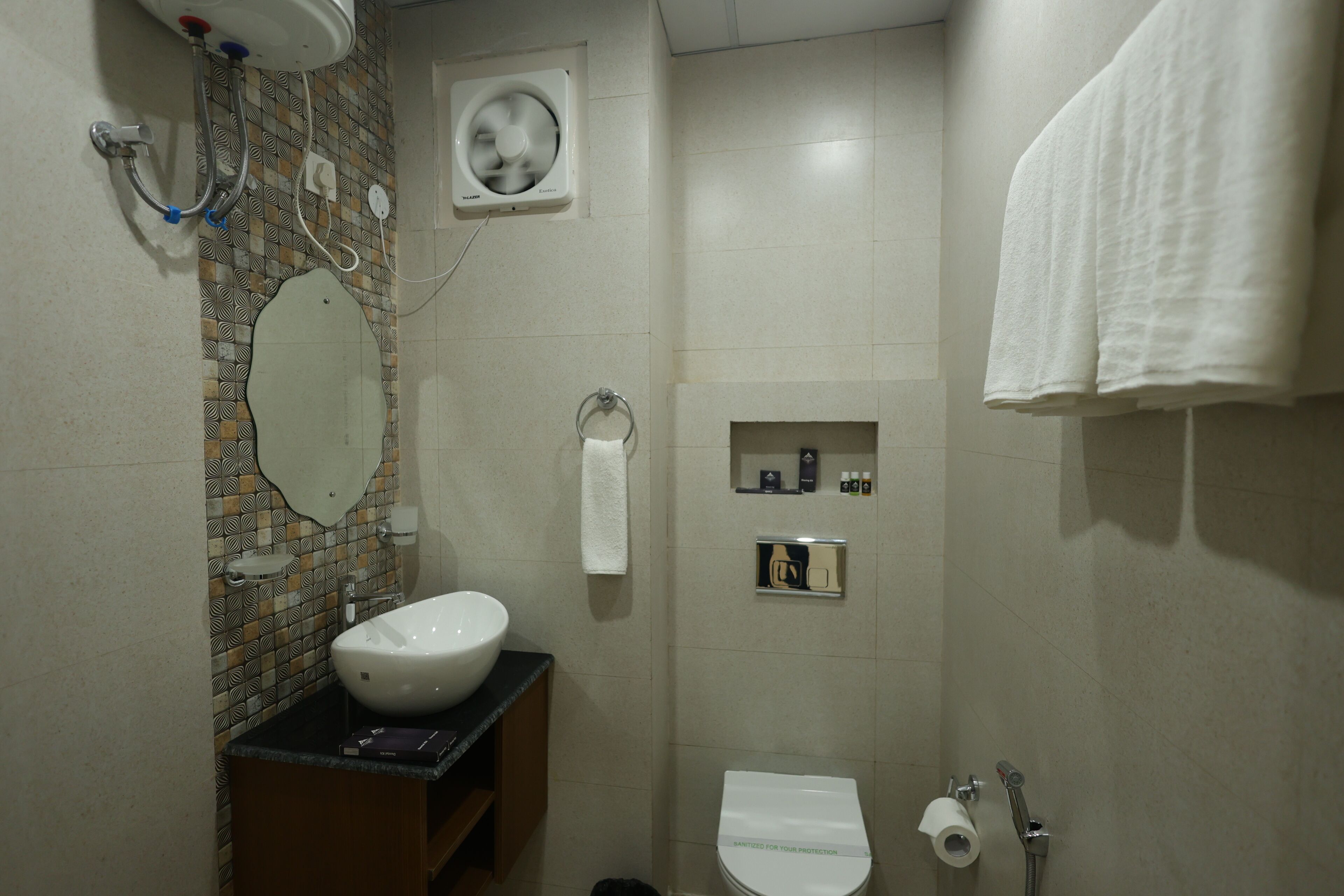Habitación doble superior, balcón, vistas a la montaña | Baño | Ducha, toallas, jabón y champú