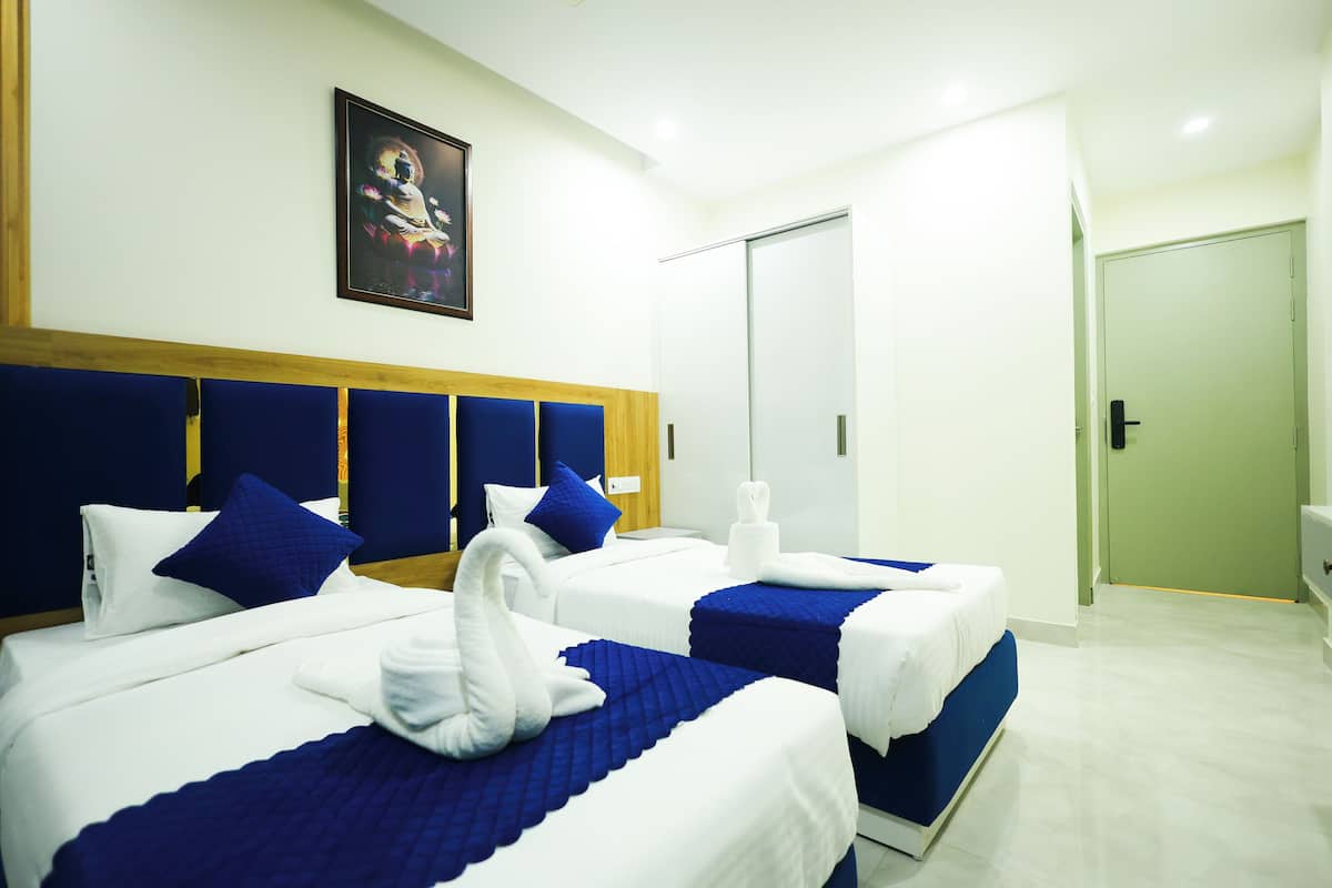 Deluxe Double or Twin Room, Balcony, Mountain View | Laptop workspace, WiFi (free)