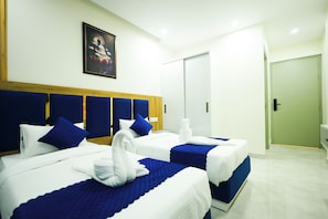 Habitación Deluxe con 1 cama matrimonial o 2 individuales, balcón, vista a la montaña | Espacio para trabajar con laptop y wifi gratis