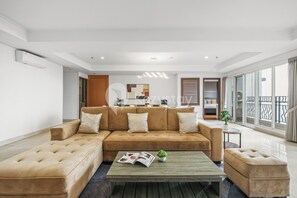 Apartment, 4 Schlafzimmer, Stadtblick | Wohnbereich | Smart-TV, Netflix, Streaming-Dienste