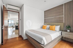 Leilighet, 4 soverom, byutsikt | Skrivebord, skrivebord for bærbar PC og strykejern/-brett