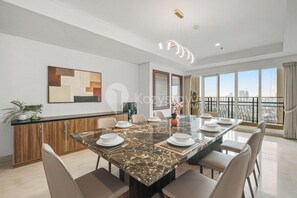 Appartement, 4 slaapkamers, uitzicht op de stad | Dineerruimte
