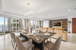 Leilighet, 4 soverom, byutsikt | Spisestue