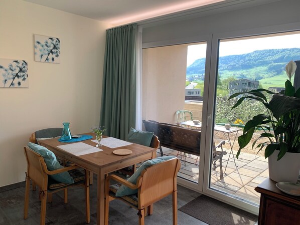 Dining - Villa Sonnglück Chez Svanette B&B by the natural swimming pond in the Swiss Hiking Jura (Zullwil)