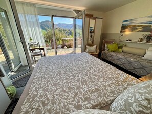 Room - Villa Sonnglück Chez Svanette B&B by the natural swimming pond in the Swiss Hiking Jura (Zullwil)