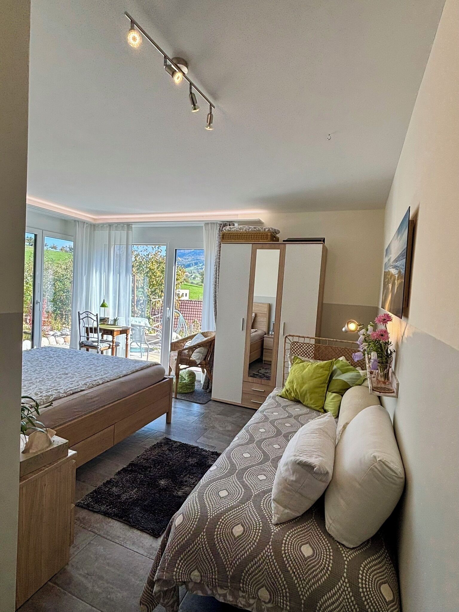 2 Schlafzimmer, Zimmersafe, Schreibtisch, Bügeleisen/Bügelbrett