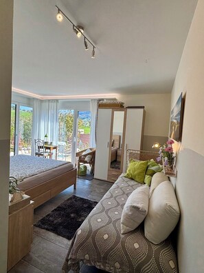 2 bedrooms, in-room safe, desk, iron/ironing board - 3 room apartment Villa Sonnglück by the natural swimming pond in the Swiss hiking Jura (Zullwil)