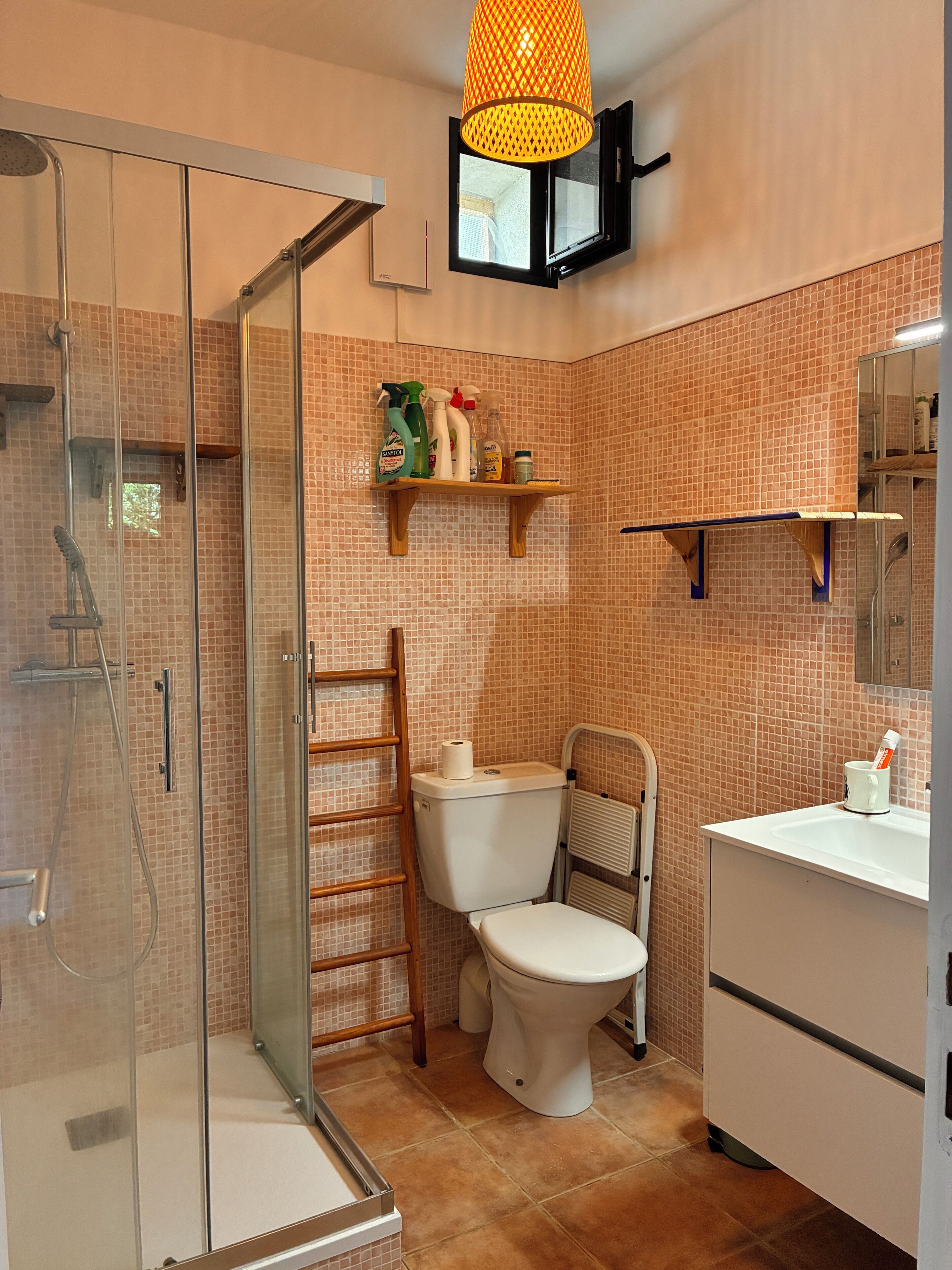 Sèche-cheveux, serviettes fournies, savon, papier toilette