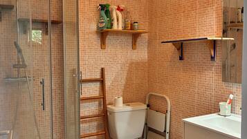 Sèche-cheveux, serviettes fournies, savon, papier toilette