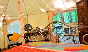 1 bedroom, bed sheets - Beautiful Eco-Friendly Bell Tent with Fantastic Amenities for a Unique Glamping Escape near Fresno, Ohio (Fresno)