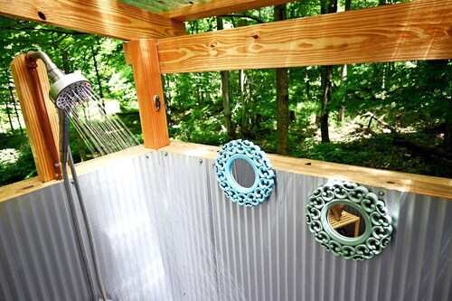 Beautiful Eco-Friendly Bell Tent with Fantastic Amenities for a Unique Glamping Escape near Fresno, Ohio