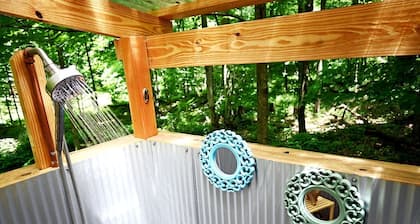 Beautiful Eco-Friendly Bell Tent with Fantastic Amenities for a Unique Glamping Escape near Fresno, Ohio