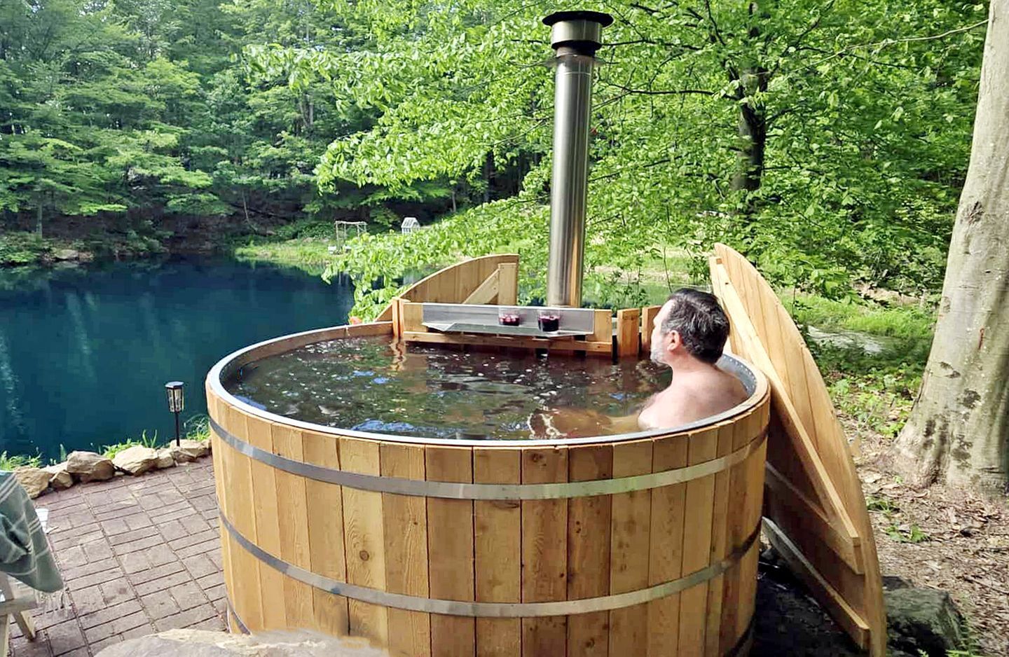 Outdoor spa tub