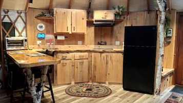 Fridge, stovetop, coffee/tea maker, toaster