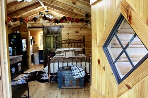 1 bedroom, bed sheets - Cozy Studio Cabin Surrounded by Nature for a Peaceful Getaway near Gallipolis, Ohio (Gallipolis)