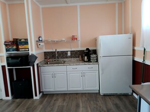 Wasserkocher mit Kaffee-/Teezubehör, Kühlschrank