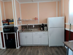 Fridge, coffee/tea maker
