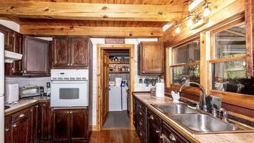 Coffee/tea maker, fridge, oven, stovetop