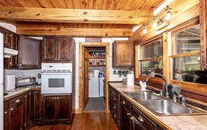 Coffee/tea maker, fridge, oven, stovetop
