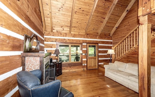 Peaceful Hillside Retreat with Panoramic Valley Views near Wineries in Newberg, Oregon