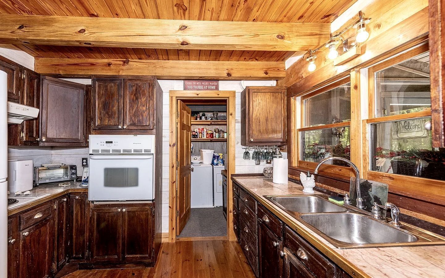 Fridge, oven, stovetop, coffee/tea maker