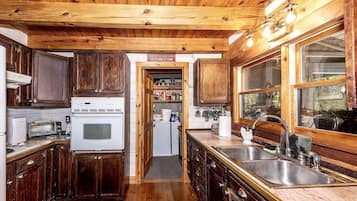 Fridge, oven, stovetop, coffee/tea maker