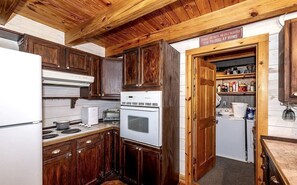 Coffee/tea maker, fridge, oven, stovetop